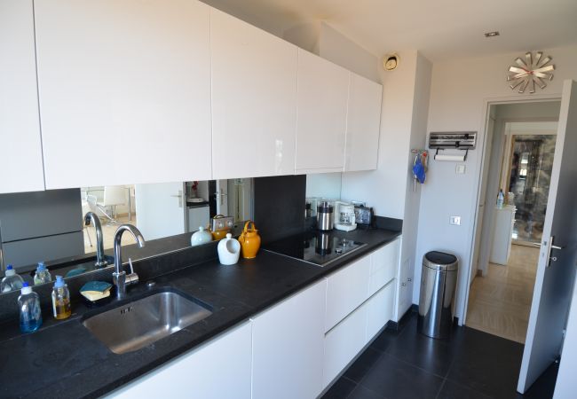 Appartement à Nice - HELIANTHE - Vue mer et colline au Port de Nice