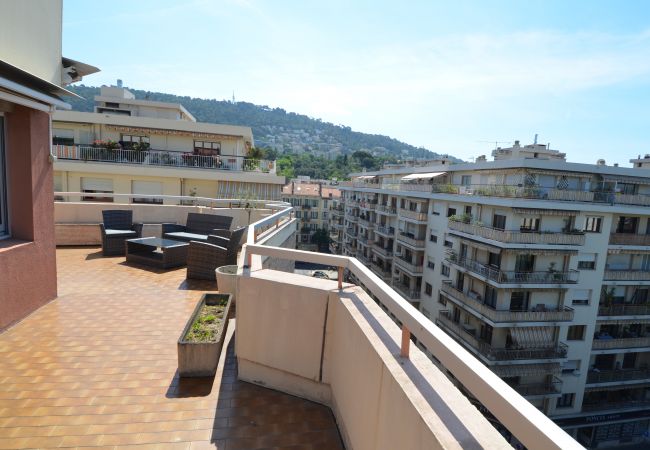 Appartement à Nice - HELIANTHE - Vue mer et colline au Port de Nice