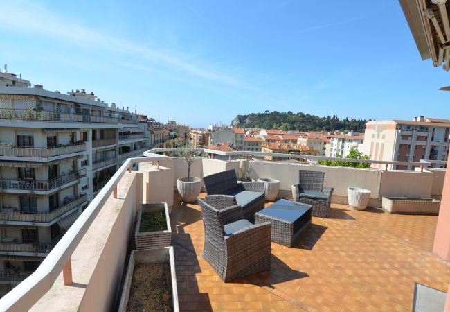 Appartement à Nice - HELIANTHE - Vue mer et colline au Port de Nice