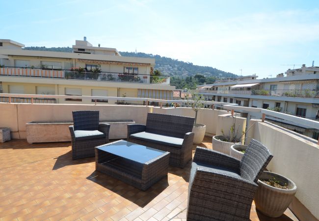 Appartement à Nice - HELIANTHE - Vue mer et colline au Port de Nice