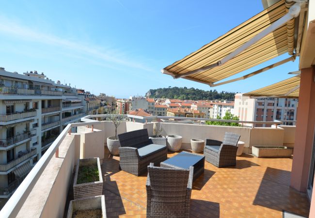 Appartement à Nice - HELIANTHE - Vue mer et colline au Port de Nice