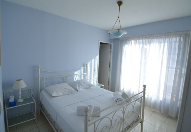 Appartement à Nice - HELIANTHE - Vue mer et colline au Port de Nice